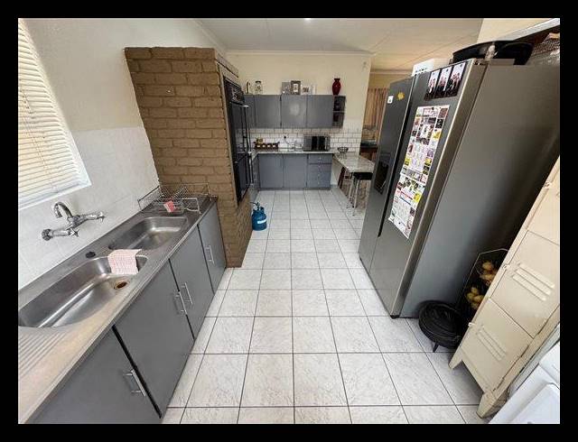 4 BEDROOM HOUSE FOR SALE IN VAN RIEBEECK PARK